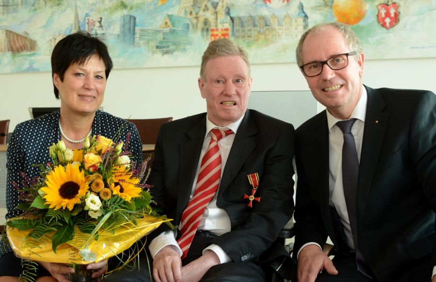 Für jahrzehntelanges kommunalpolitisches Engagement geehrt: Dr. Helmut Bentler aus Paderborn (mittig im Bild), neben ihm Gattin Bettina Pohlmann-Bentler,  erhielt das Verdienstkreuz am Bande der Bundesrepublik Deutschland aus den Händen von Landrat Manfred Müller (rechts im Bild)(Foto: © Kreis Paderborn, Ulrike Sander)